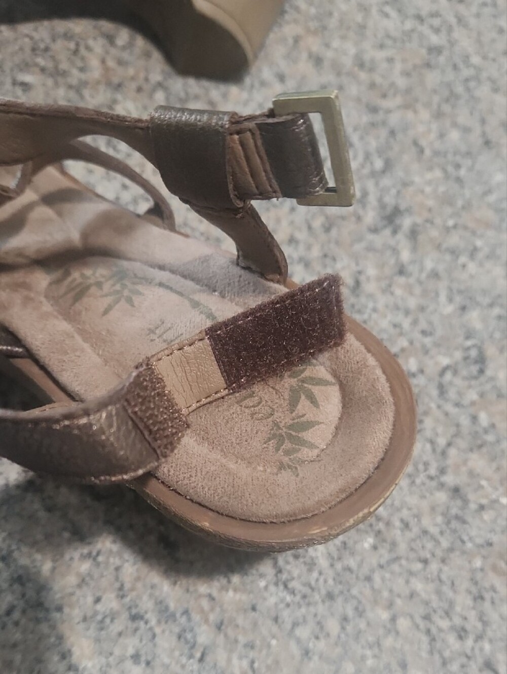 Easy Spirit Metallic Bronze T-Strap Sandals with Decorative Medallion Size 8 - Picture 7 of 7